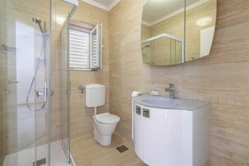 Apartment with Private Loggia for 4 in Mljet