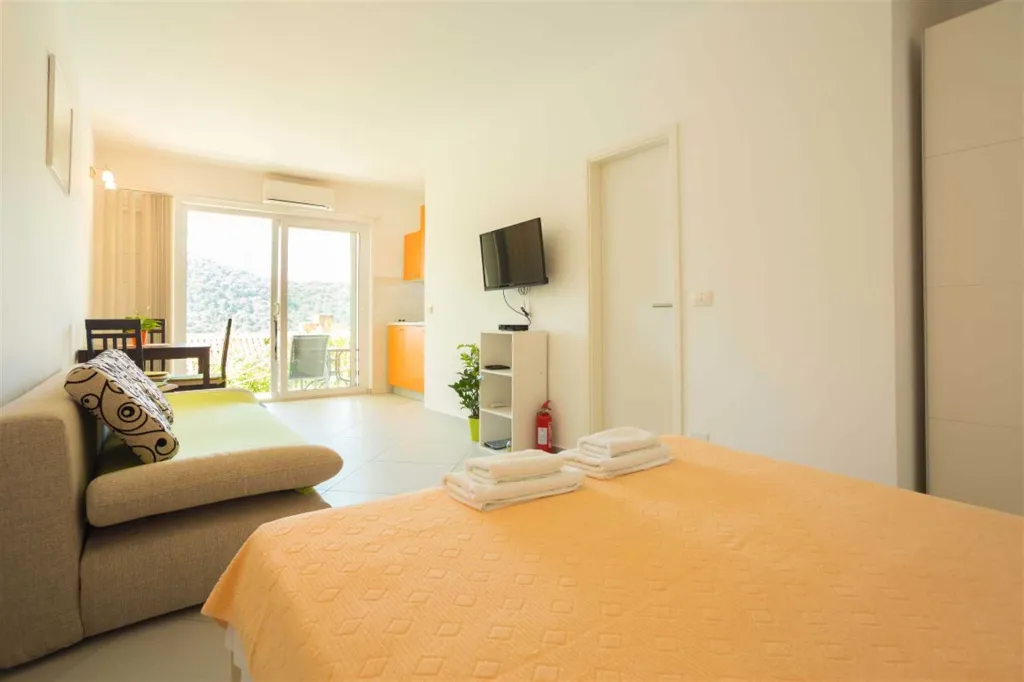Dubrovnik Studio Apartment with Terrace for 3