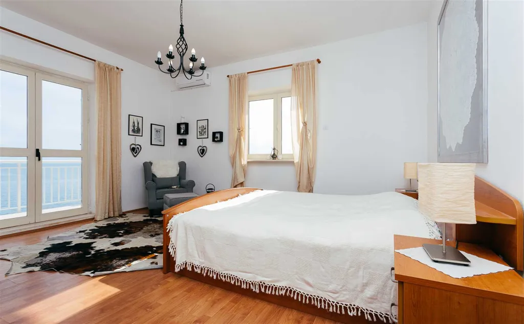 Dubrovnik 3-Bedroom Apartment with Balcony Dining