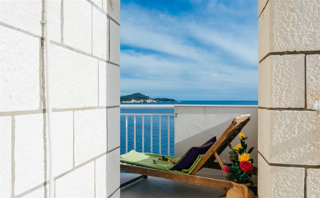 Dubrovnik 3-Bedroom Apartment with Balcony Dining