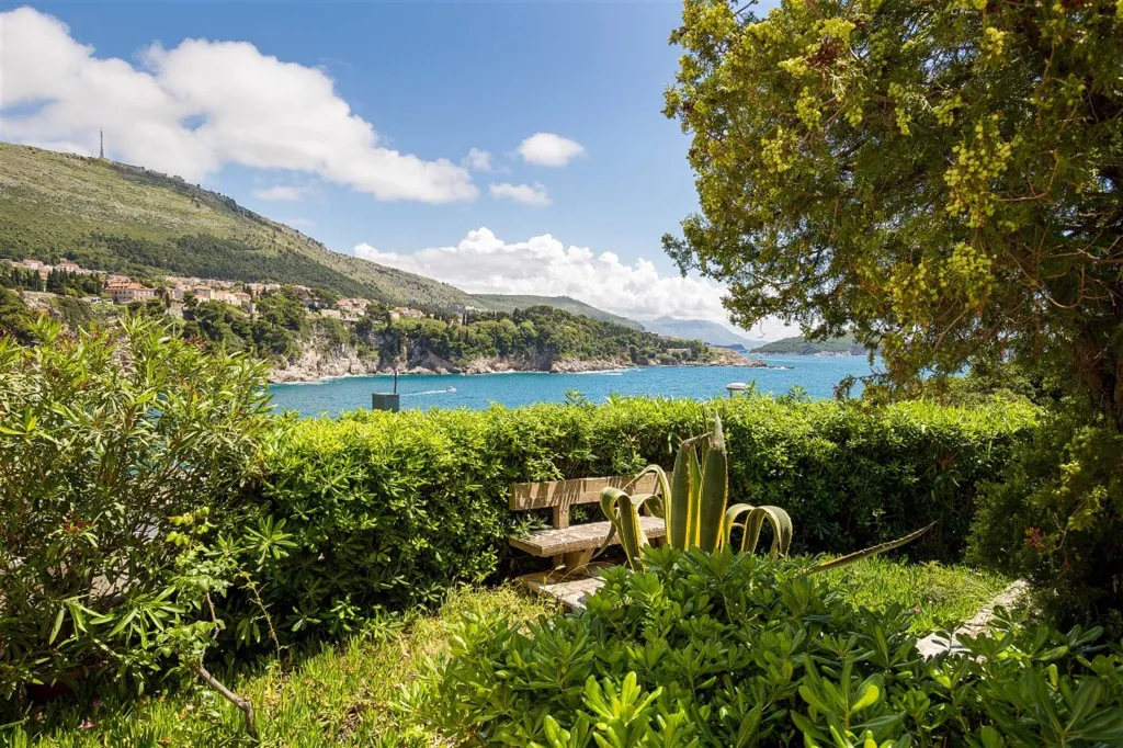 Dubrovnik 2-Bedroom Apartment with Sea-View Terrace