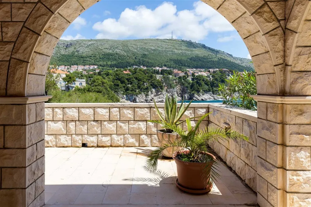 Dubrovnik 2-Bedroom Apartment with Sea-View Terrace