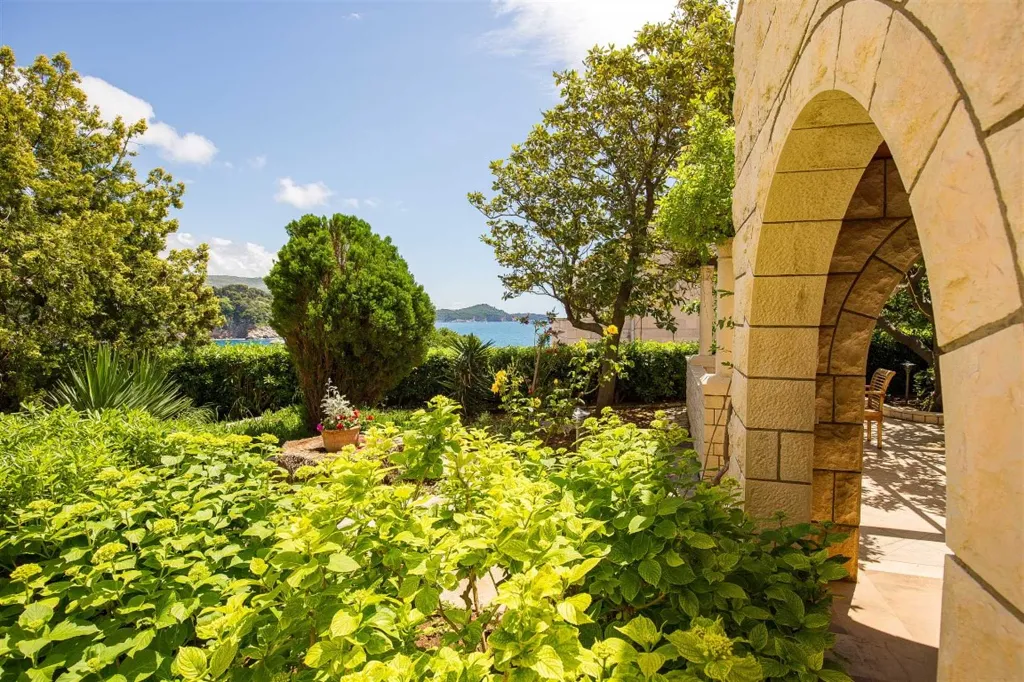 Dubrovnik 2-Bedroom Apartment with Sea-View Terrace