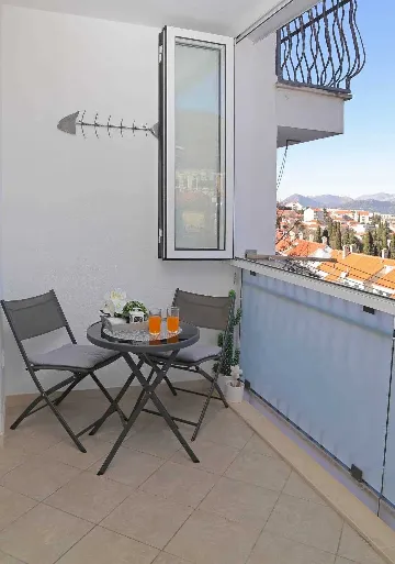 Bright One-Bedroom Apartment with Parking in Dubrovnik