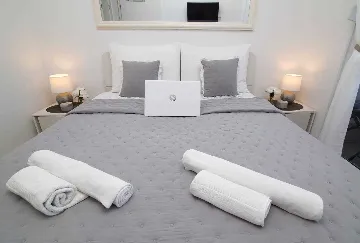 Bright One-Bedroom Apartment with Parking in Dubrovnik