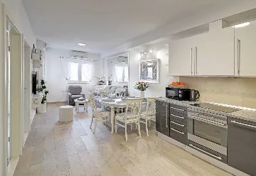 Bright One-Bedroom Apartment with Parking in Dubrovnik