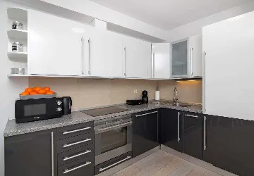 Bright One-Bedroom Apartment with Parking in Dubrovnik