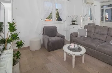 Bright One-Bedroom Apartment with Parking in Dubrovnik