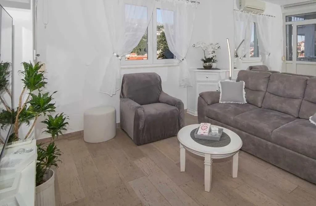 Bright One-Bedroom Apartment with Parking in Dubrovnik