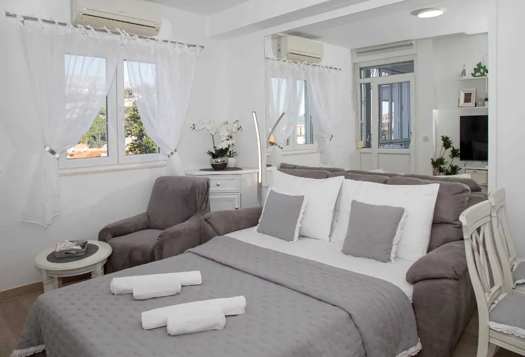Bright One-Bedroom Apartment with Parking in Dubrovnik