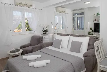 Bright One-Bedroom Apartment with Parking in Dubrovnik