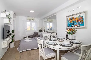 Bright One-Bedroom Apartment with Parking in Dubrovnik