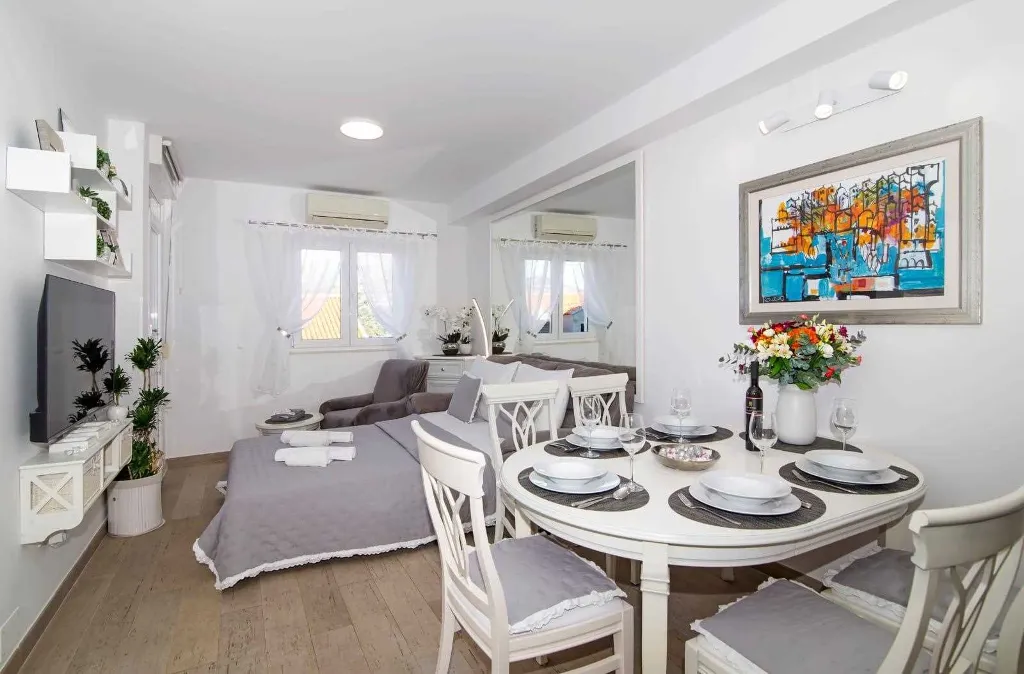 Bright One-Bedroom Apartment with Parking in Dubrovnik