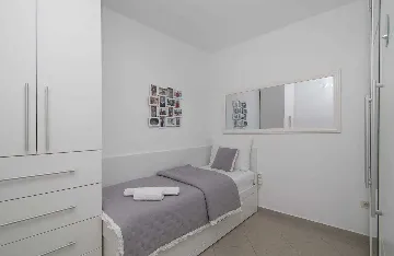 Bright One-Bedroom Apartment with Parking in Dubrovnik