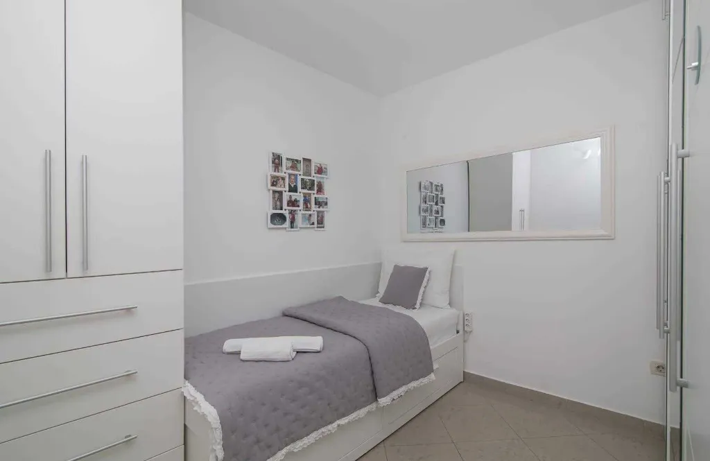 Bright One-Bedroom Apartment with Parking in Dubrovnik