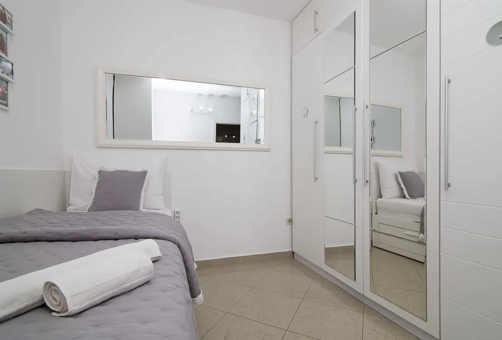 Bright One-Bedroom Apartment with Parking in Dubrovnik