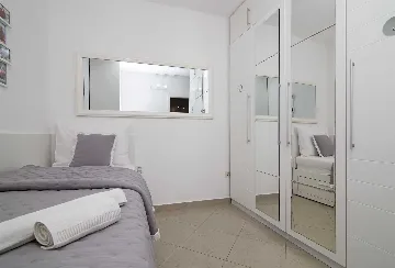Bright One-Bedroom Apartment with Parking in Dubrovnik