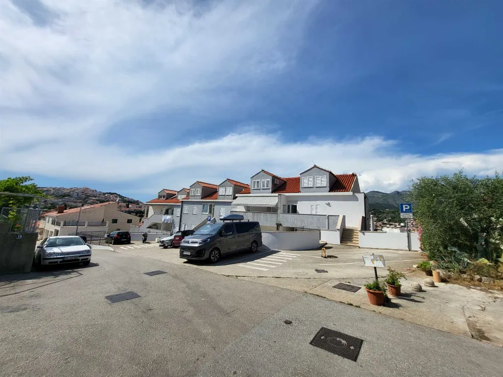 Bright One-Bedroom Apartment with Parking in Dubrovnik