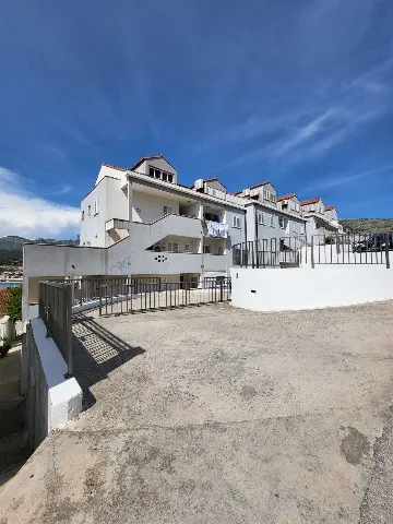 Bright One-Bedroom Apartment with Parking in Dubrovnik