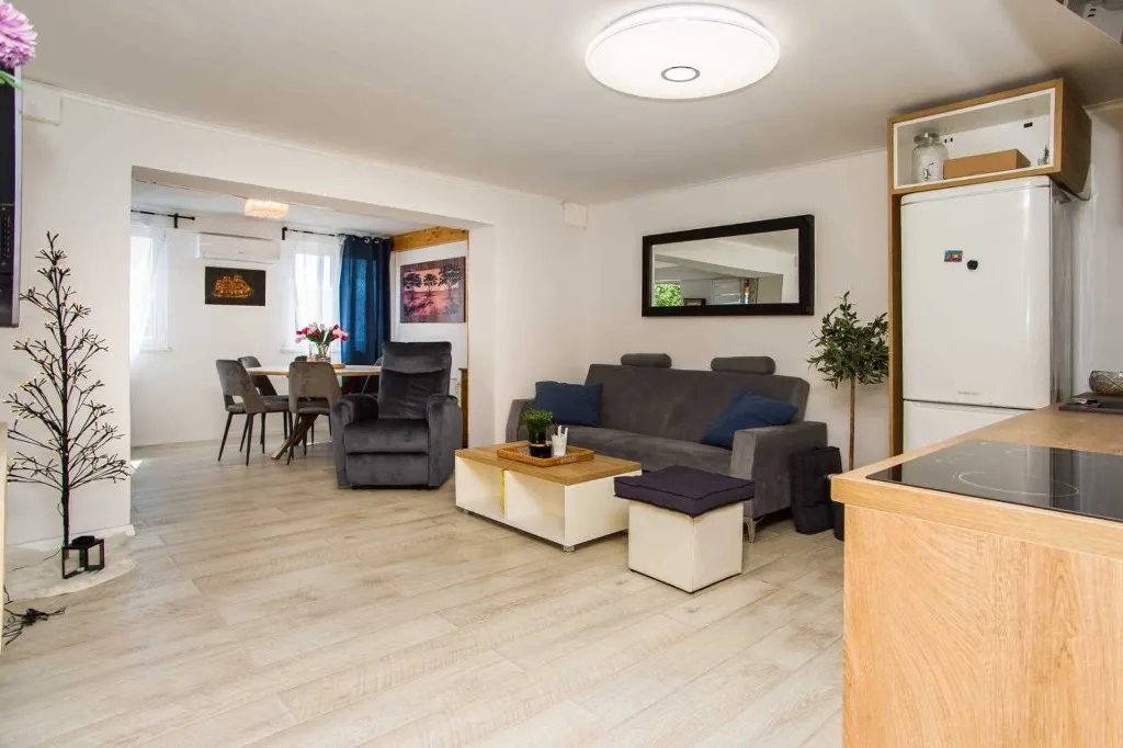 3-Bedroom Apartment in Ston with Free Parking