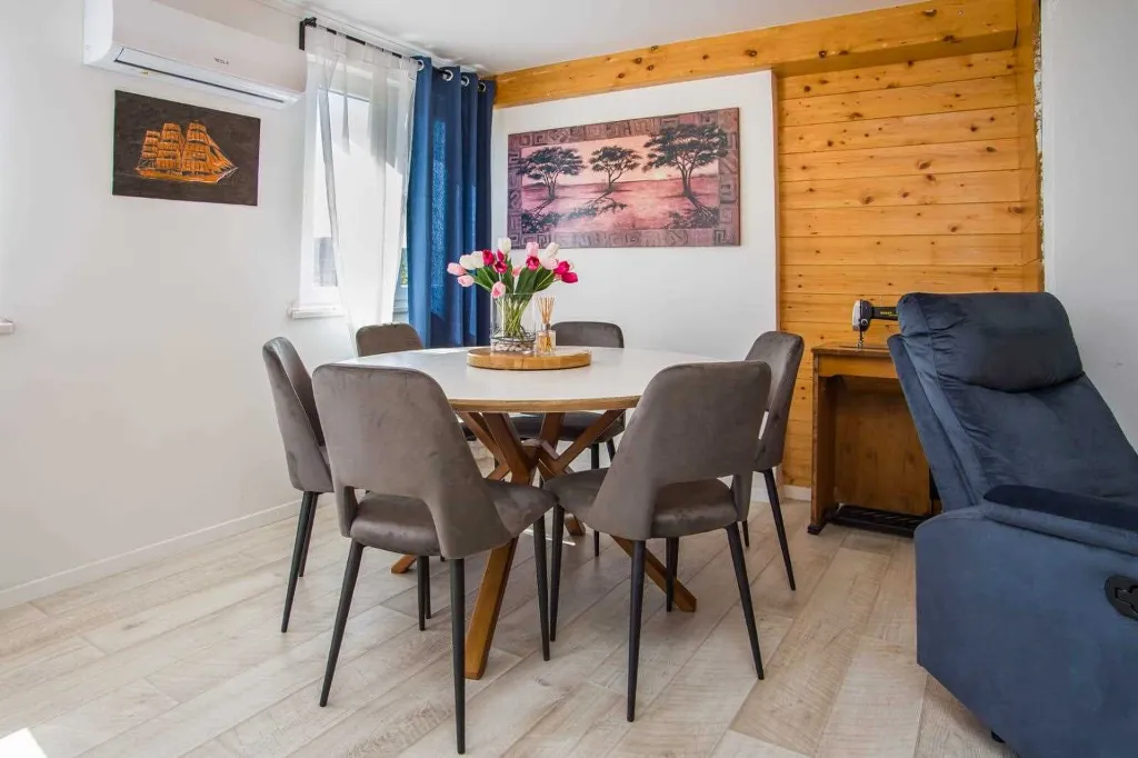 3-Bedroom Apartment in Ston with Free Parking