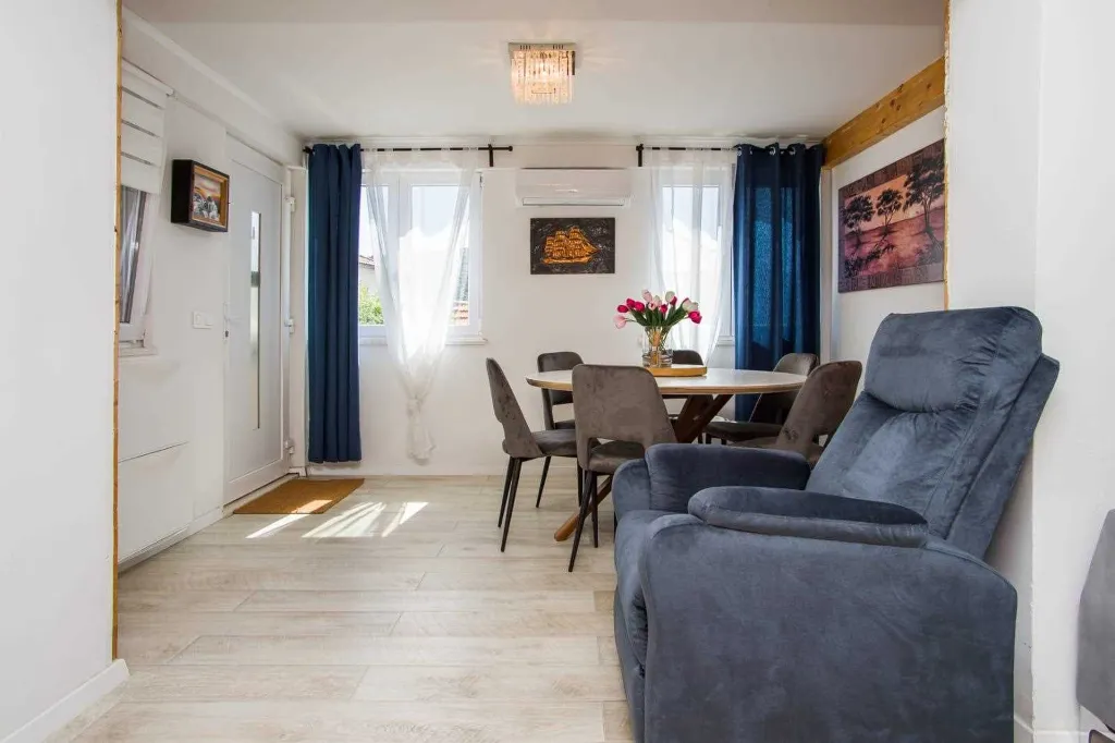 3-Bedroom Apartment in Ston with Free Parking