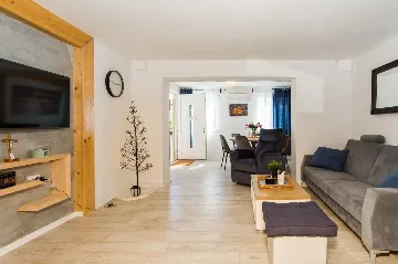 3-Bedroom Apartment in Ston with Free Parking