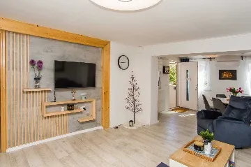 3-Bedroom Apartment in Ston with Free Parking