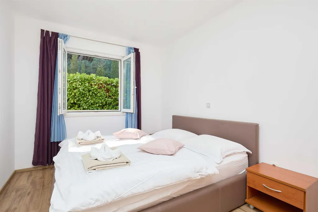 Dubrovnik Lapad Apartment for Up to 4 with Balcony Views