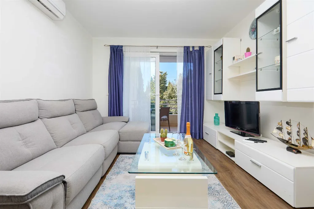 Dubrovnik Lapad Apartment for Up to 4 with Balcony Views