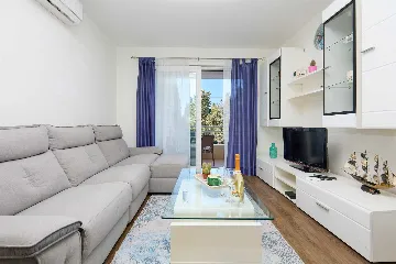 Dubrovnik Lapad Apartment for Up to 4 with Balcony Views