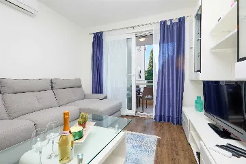 Dubrovnik Lapad Apartment for Up to 4 with Balcony Views