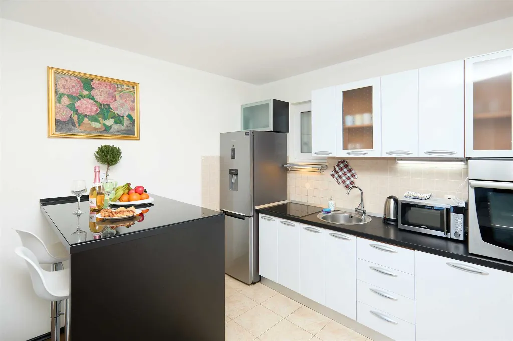 Dubrovnik Lapad Apartment for Up to 4 with Balcony Views