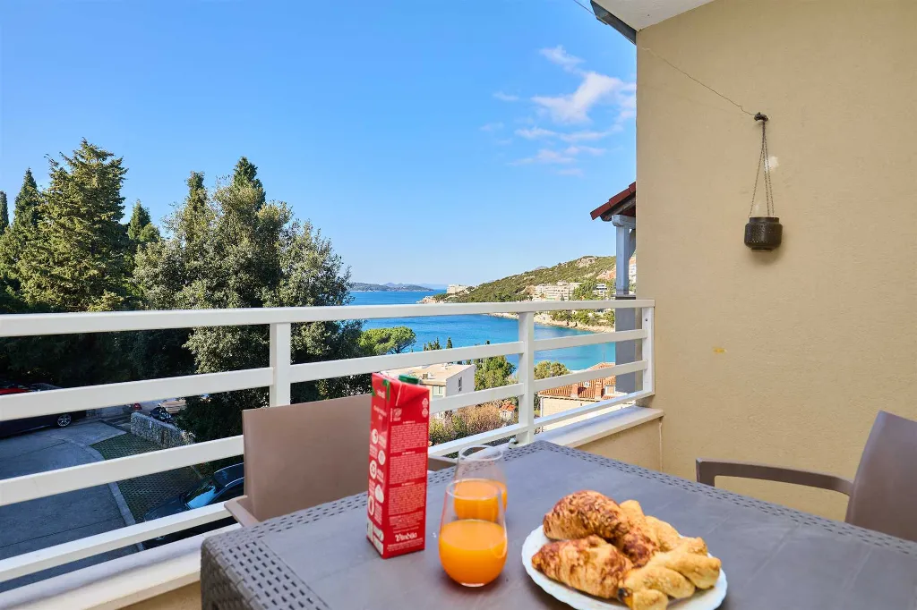 Dubrovnik Lapad Apartment for Up to 4 with Balcony Views