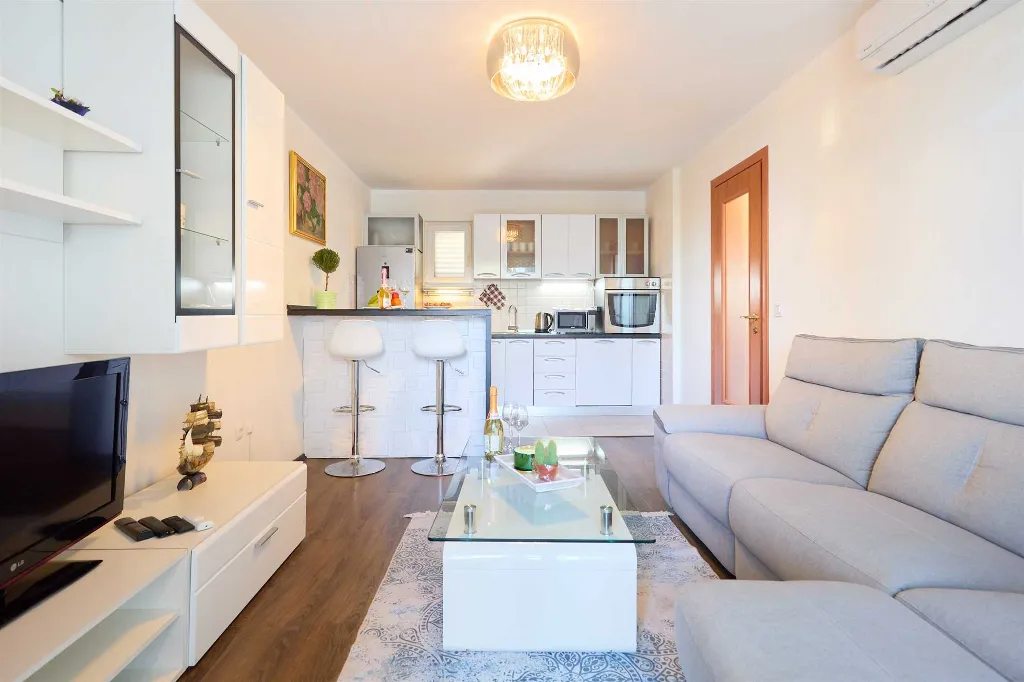 Dubrovnik Lapad Apartment for Up to 4 with Balcony Views