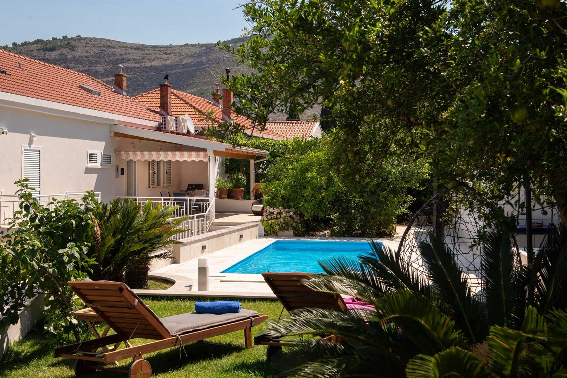 House Dalma with pool and parking