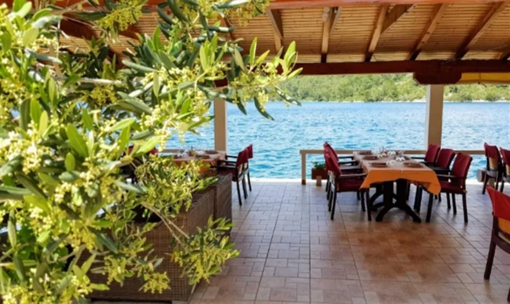 Apartment for 2 Guests with Sea View in Polače
