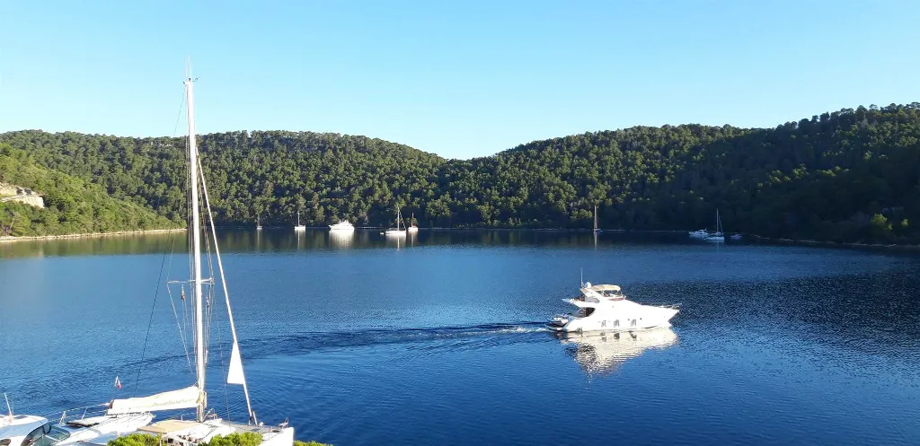 Apartment for 2 Guests with Sea View in Polače