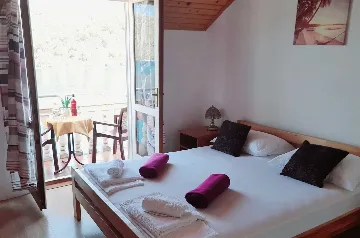 Apartment for 2 Guests with Sea View in Polače