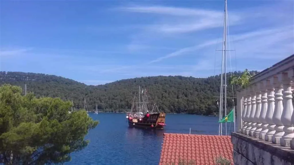 Apartment for 2 Guests with Sea View in Polače