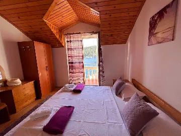 Apartment for 2 Guests with Sea View in Polače