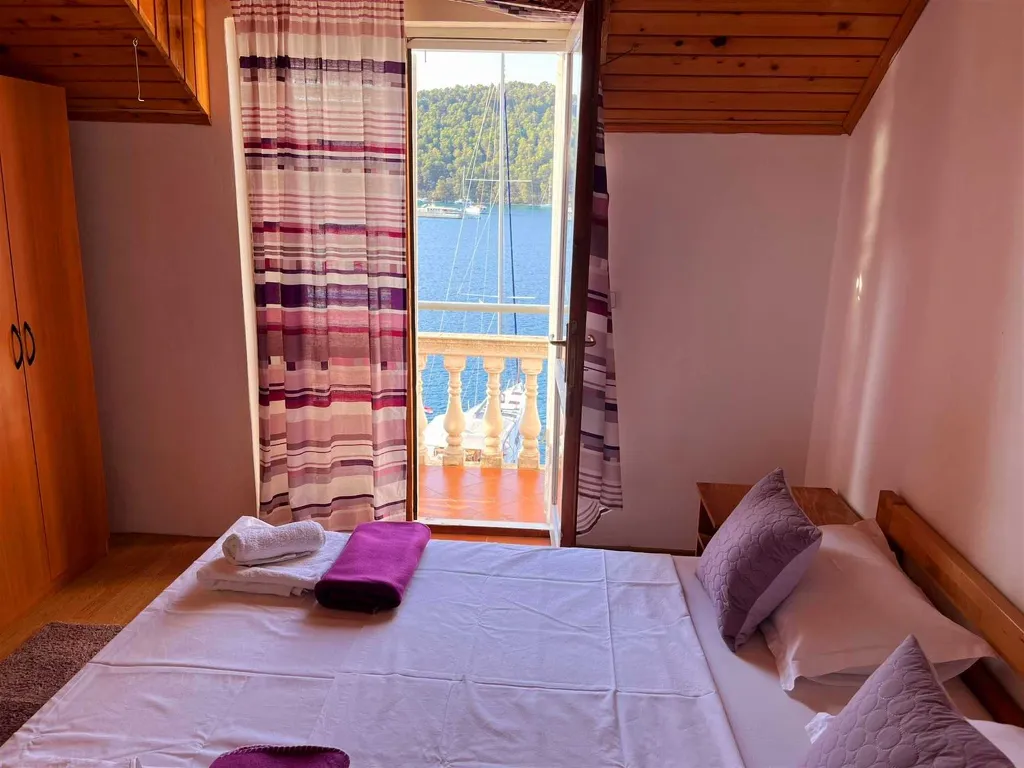 Apartment for 2 Guests with Sea View in Polače
