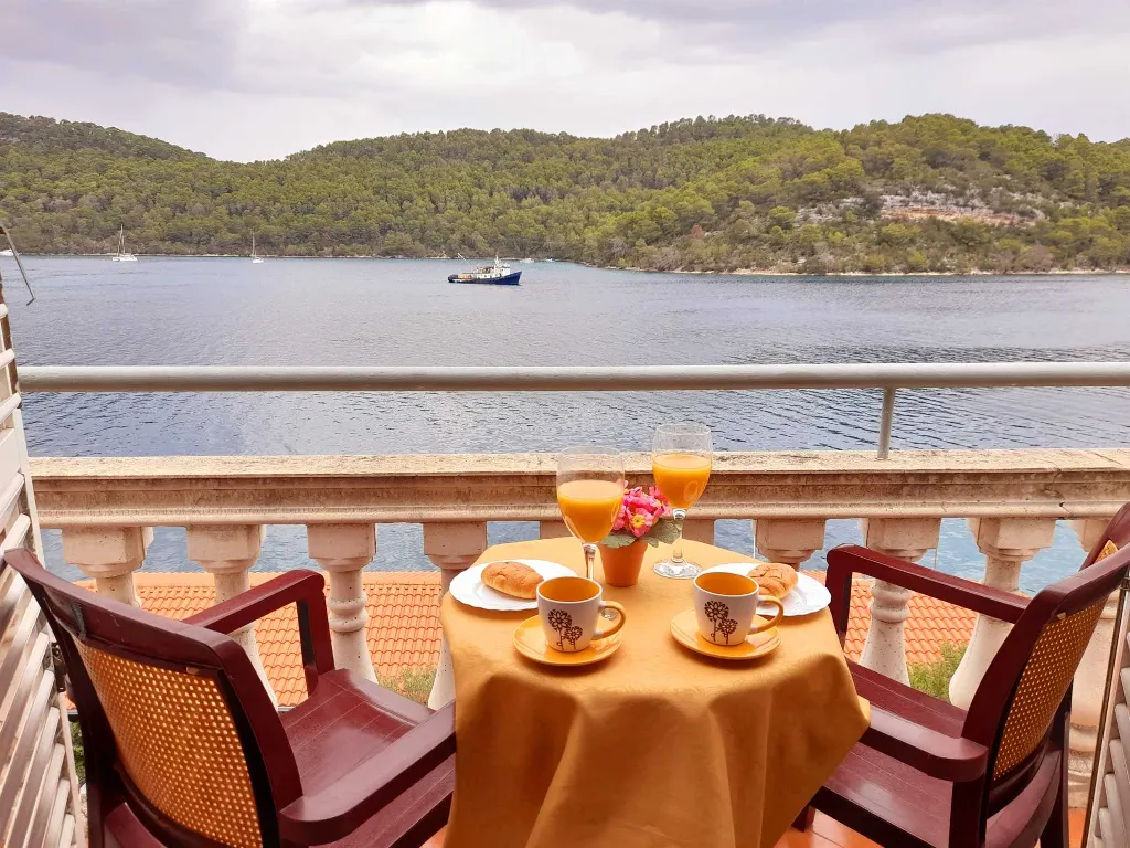 Apartment for 2 Guests with Sea View in Polače