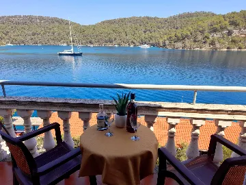 Apartment for 2 Guests with Sea View in Polače