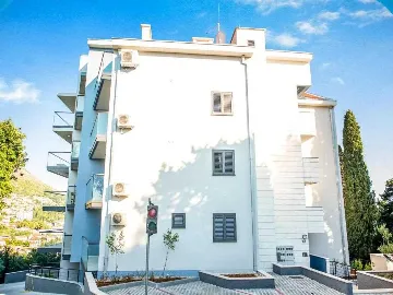 Dubrovnik 2-Bedroom Apartment with Balcony & Free Parking