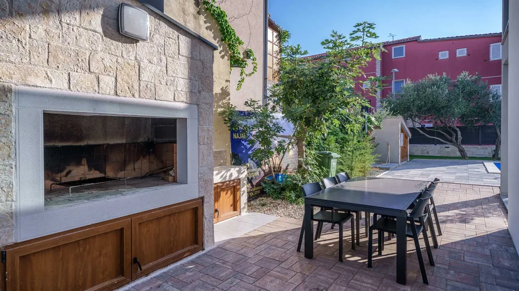 Vodice 4-Bedroom Apartment with Outdoor Pool and Yard