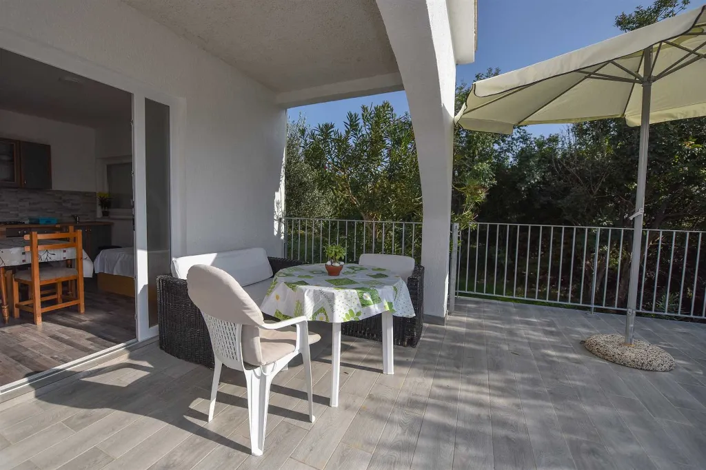 Stara Novalja Sea-View Apartment for 4 Guests