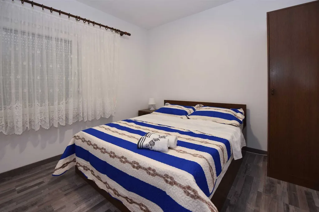 Stara Novalja Sea-View Apartment for 4