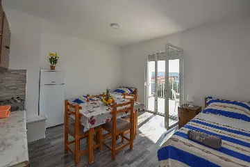 Sea-View Apartment for 4 in Stara Novalja