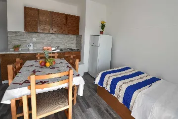 Sea-View Apartment for 4 in Stara Novalja